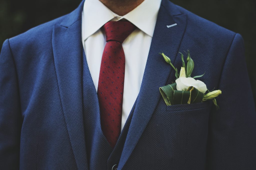 Wedding traditions in Spain - groom cuts his tie in little pieces